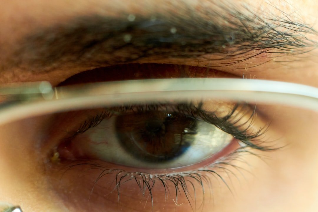 Hybrid eyelash extensions combining volume and classic styles